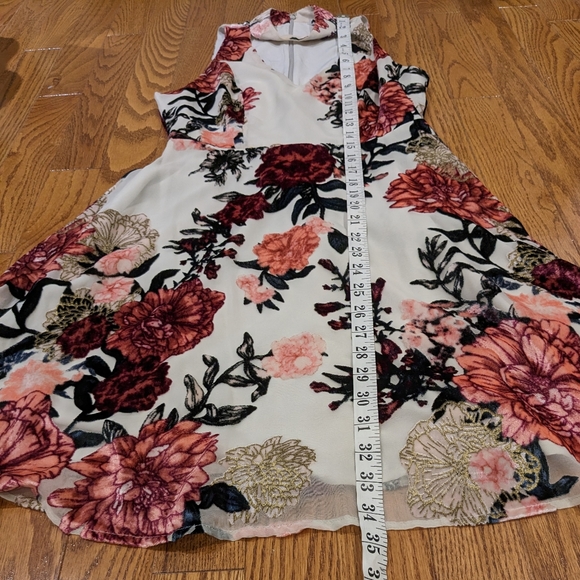 GUESS Light grey Fit and Flare Dress Floral Keyhole Halter sz XS - Picture 3 of 9